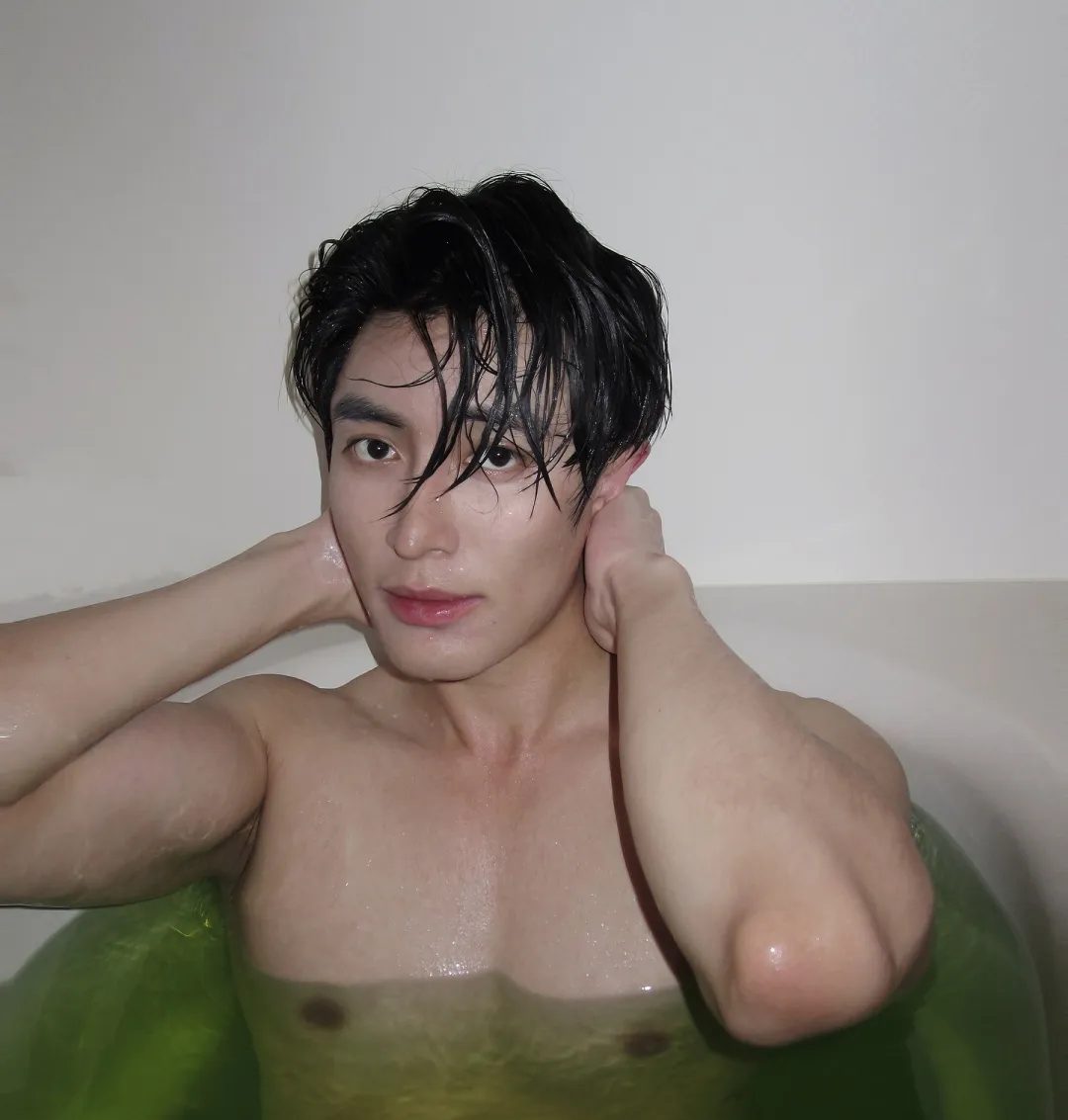 博士肌肉大男孩的职业西装风的转变.... 博士肌肉大男孩的职业西装风的转变....