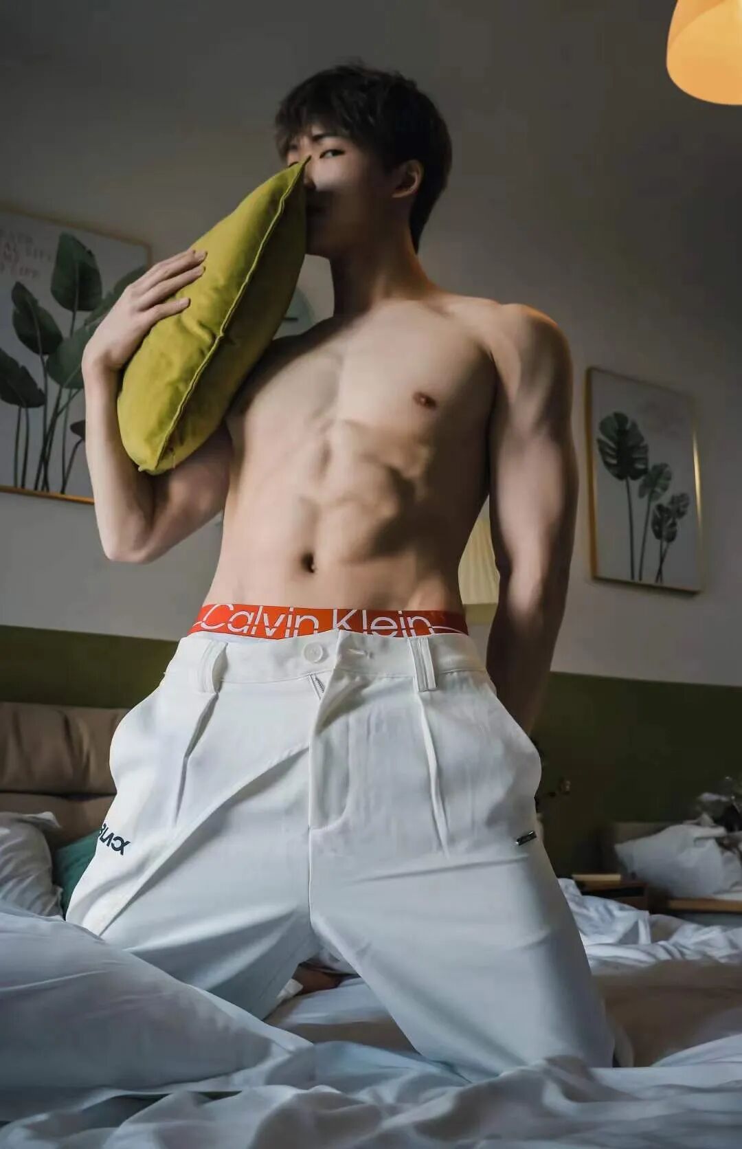 叼袜子露大包？体育生 1s 在外网玩得开！