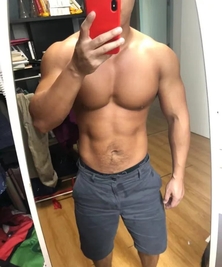 X 上的黑皮肌肉男神，推特坐拥 15 万粉丝的宝藏博主被发现啦！！