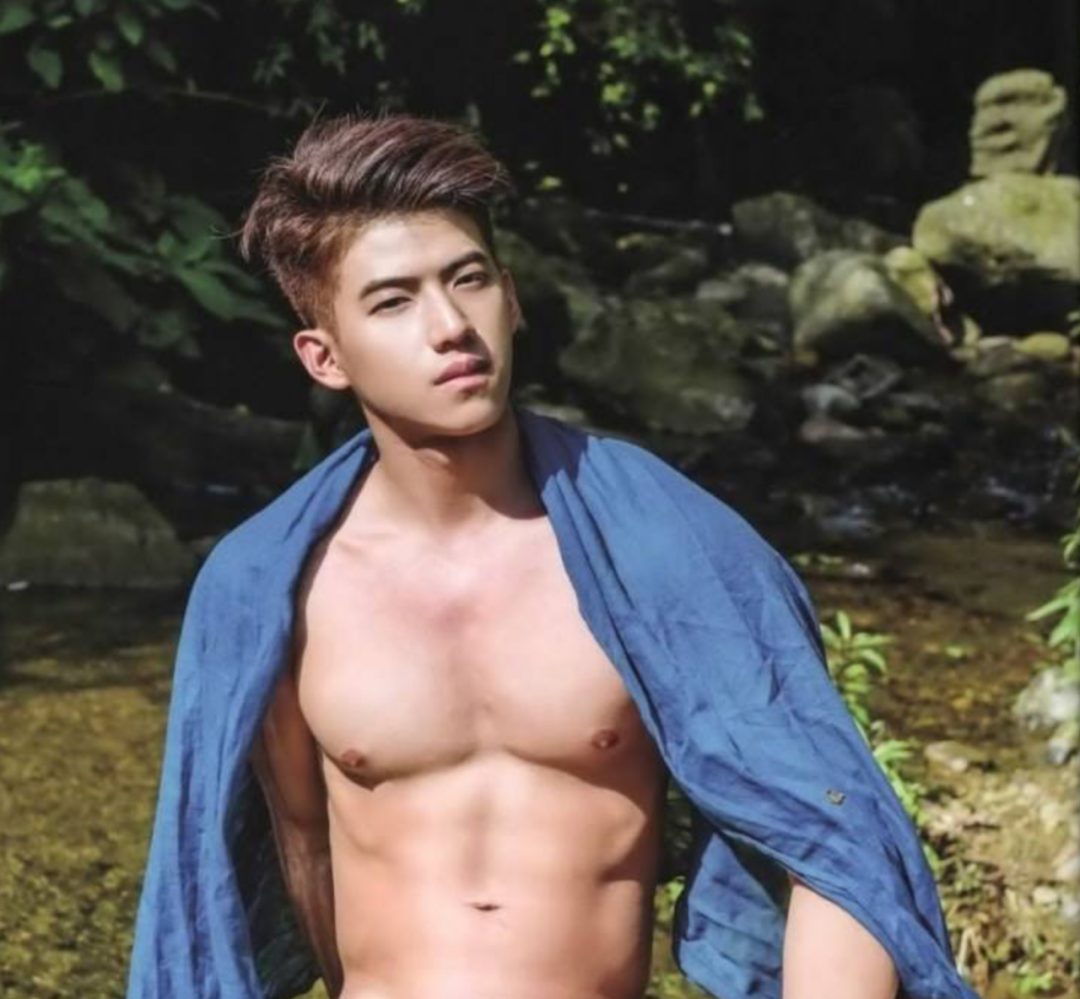 树林中的大鼻子肌肉帅哥 如仙踪林中的精灵