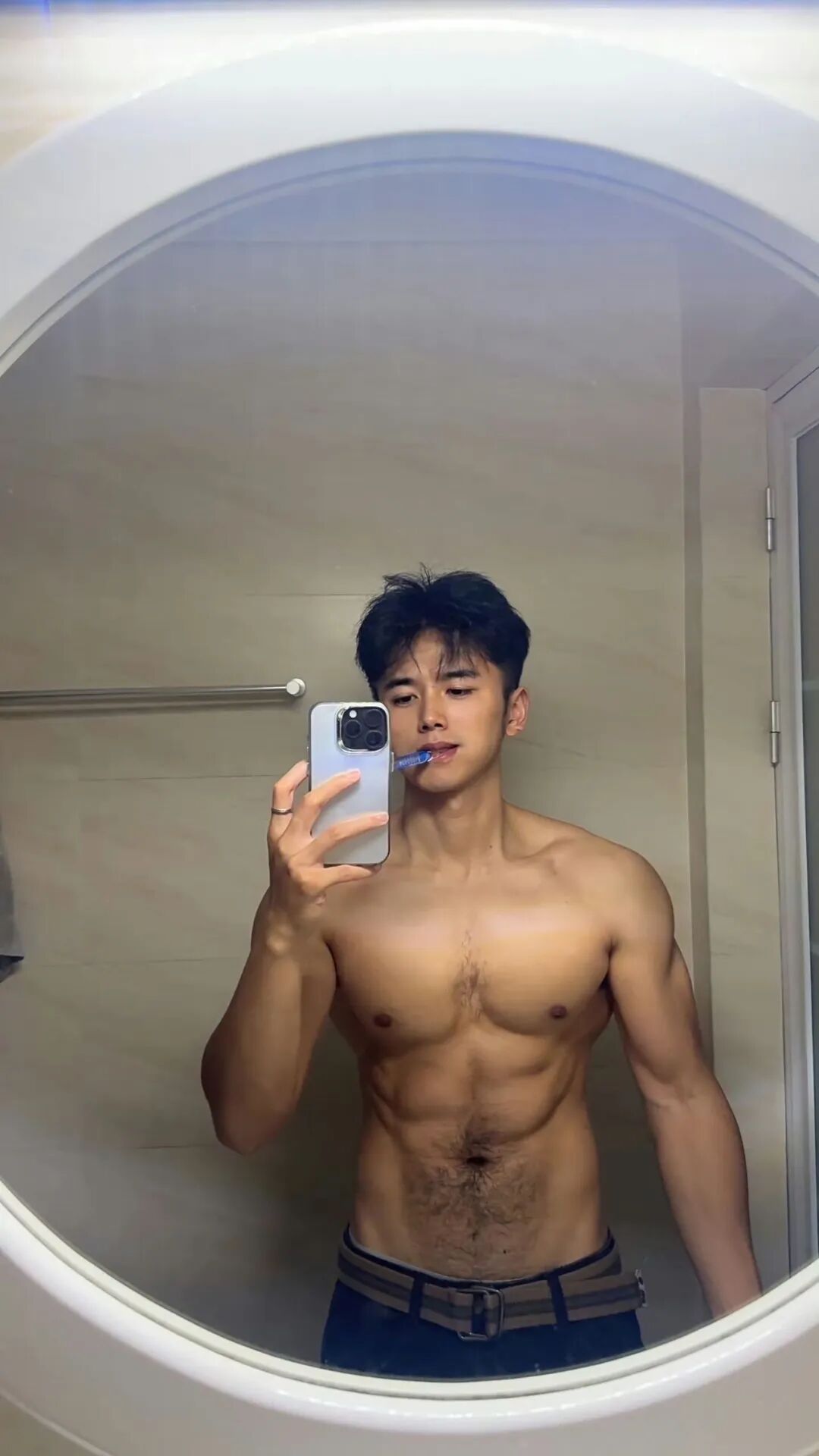 体育生火了！俩帅哥在篮球场闻臭鞋？兄弟打完球不洗澡？