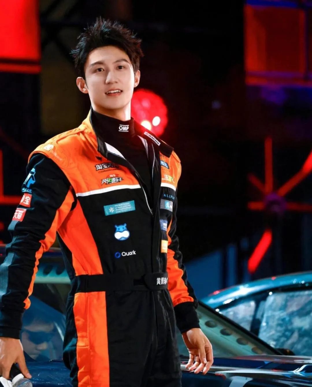 闪购骑手制服抵挡不住大胸肌，行走的潮流单品