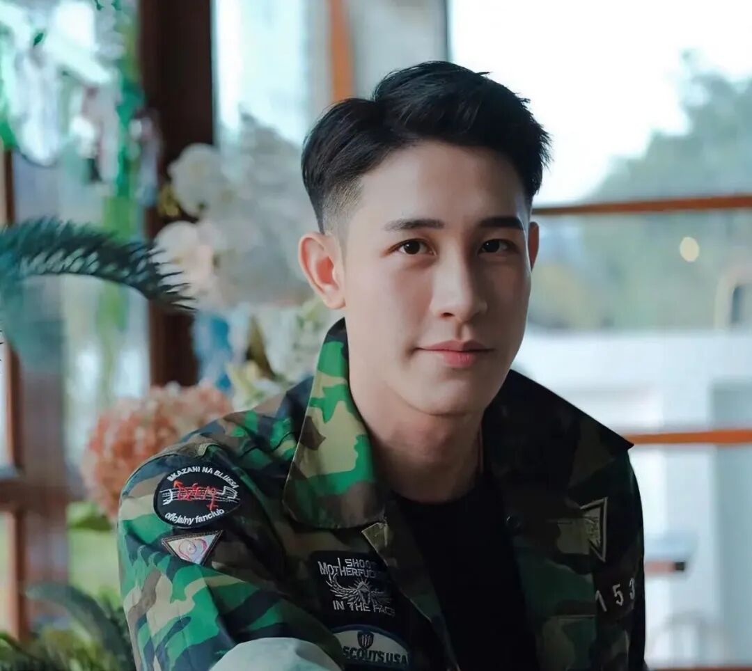 薄肌小鲜肉嫁给 50 岁意大利富商，现在的生活很幸福……