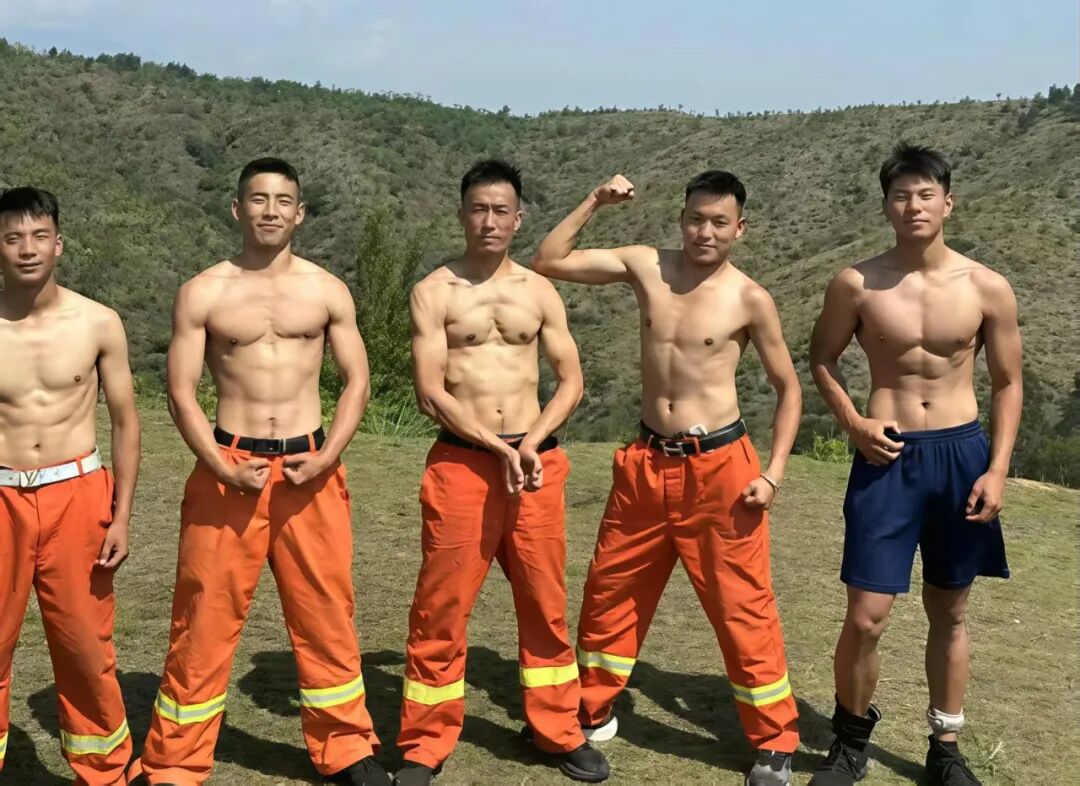 凉山州 23 岁黑皮消防小哥脱了腹毛凸显！看着就很猛……