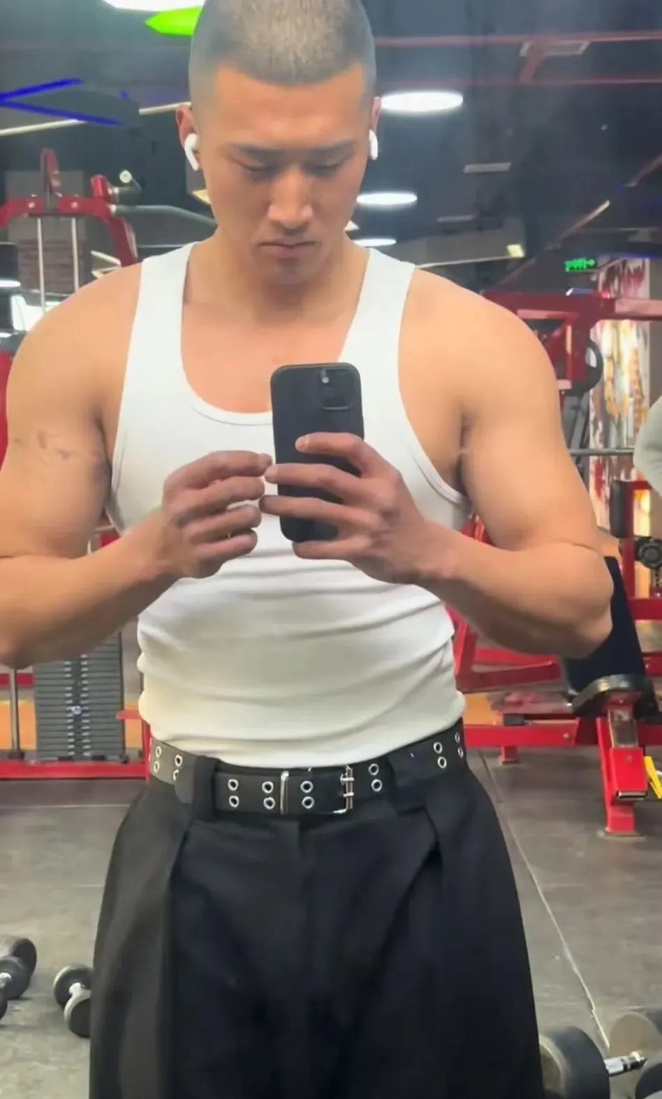 工地男神来袭!河南小伙寸头肌肉线条绝绝子! 工地男神来袭!河南小伙寸头肌肉线条绝绝子!