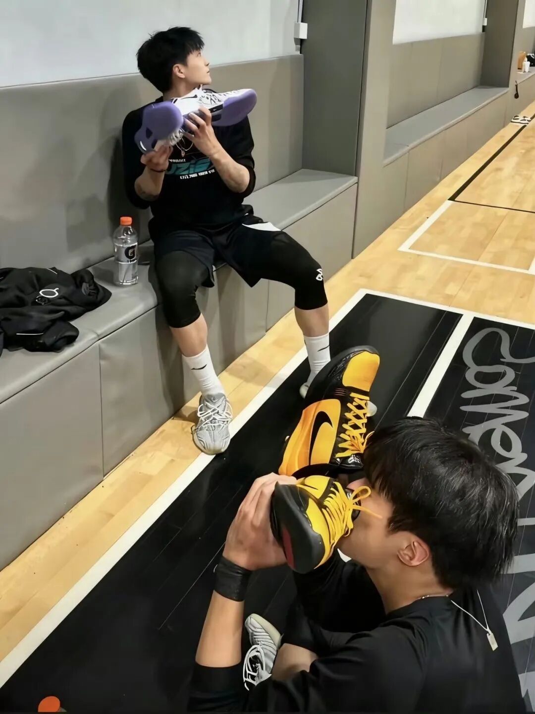 体育生火了！俩帅哥在篮球场闻臭鞋？兄弟打完球不洗澡？