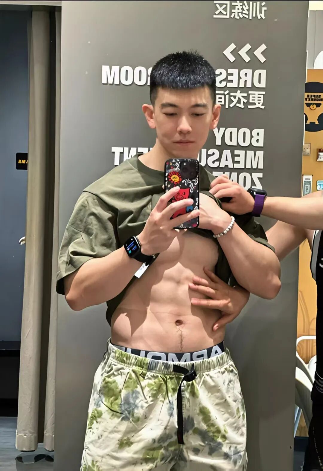 Hyrox 黑衣小哥又大又帅火出圈！被摸腹肌太顶了！