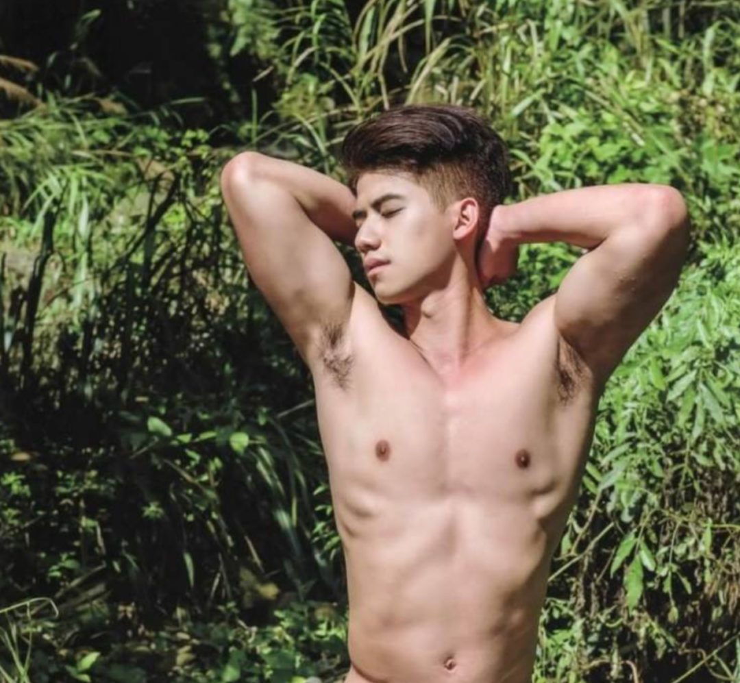 树林中的大鼻子肌肉帅哥 如仙踪林中的精灵