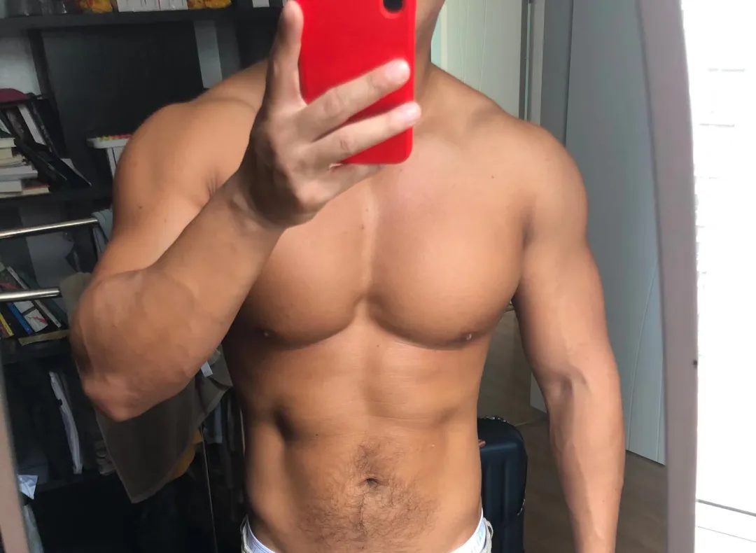 X 上的黑皮肌肉男神，推特坐拥 15 万粉丝的宝藏博主被发现啦！！