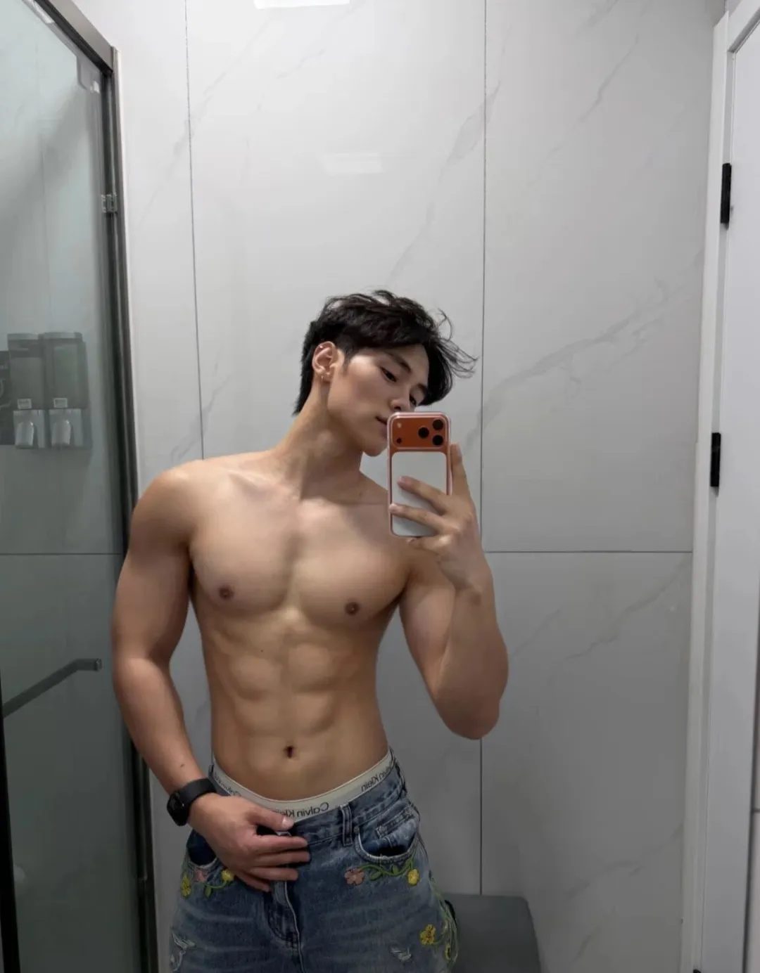 宝藏硬汉体育生硬朗的荷尔蒙颜值