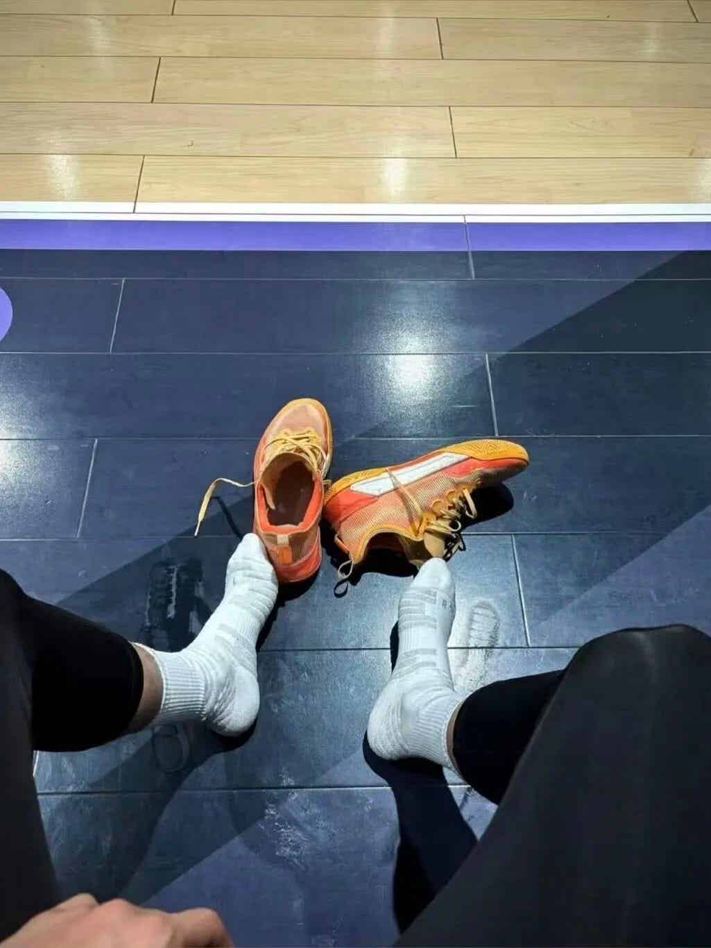 体育生火了！欧美人现在这样上课？肌肉小哥酒店被拍了？