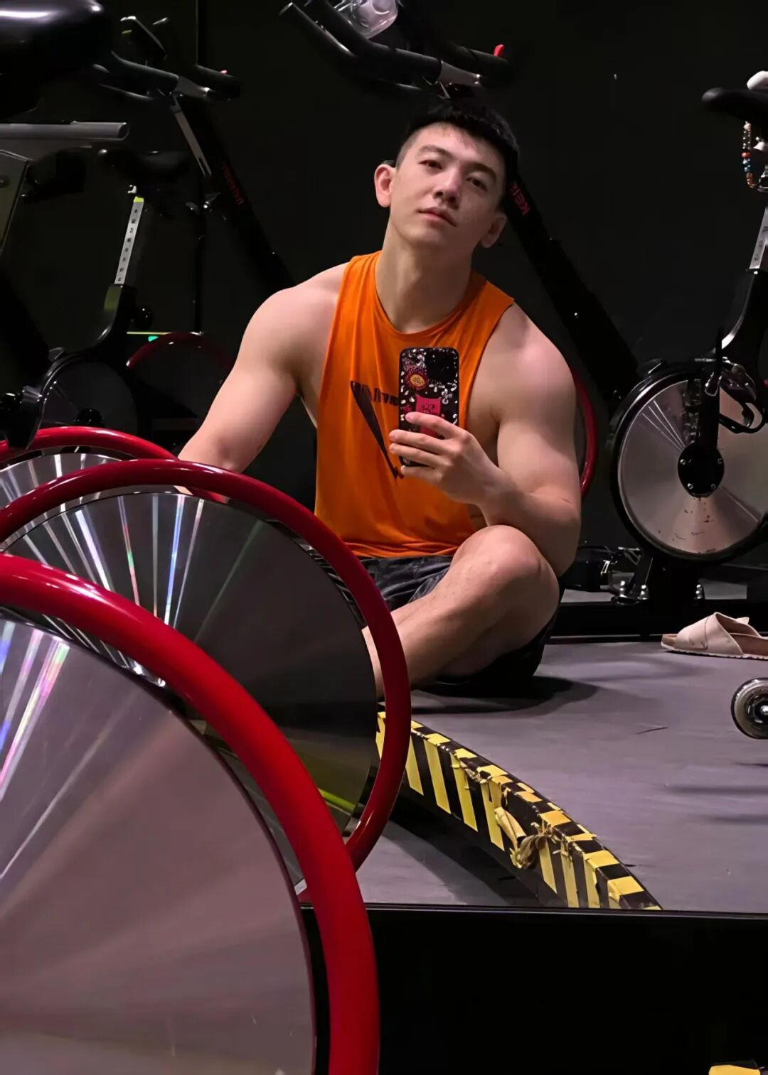 Hyrox 黑衣小哥又大又帅火出圈！被摸腹肌太顶了！