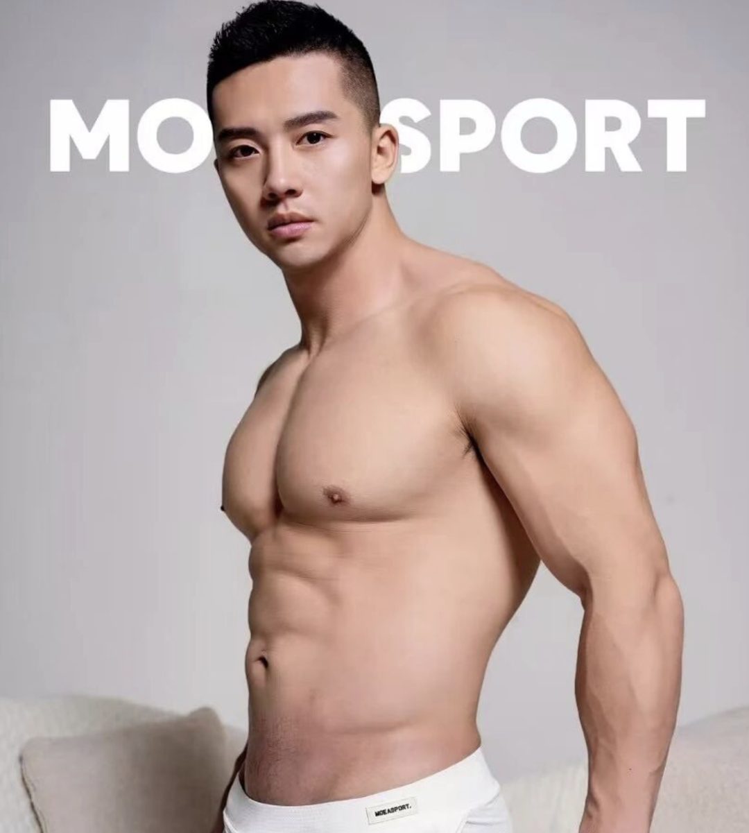 祝万成时隔多年做内裤男模 肌肉身竟变化这么大？！