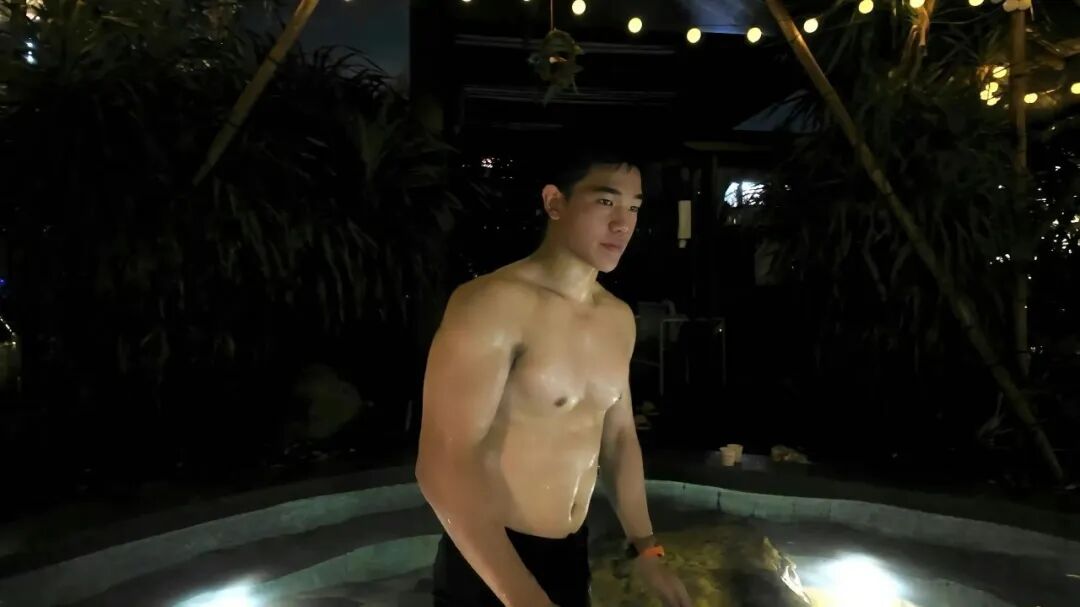 体育生火了!体育生男大酒店秀内裤?直男仔网吧秀白袜? 体育生火了!体育生男大酒店秀内裤?直男仔网吧秀白袜?