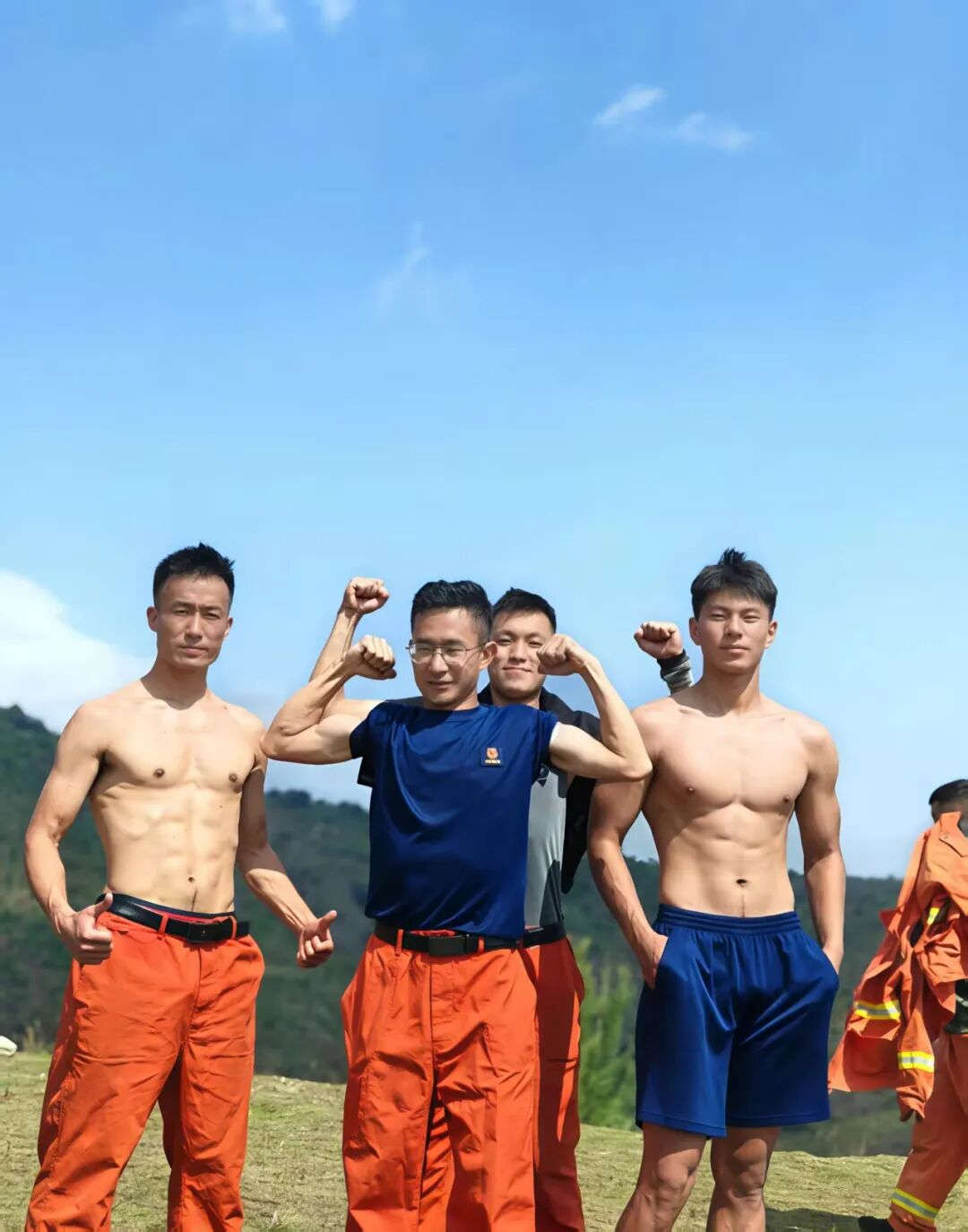 凉山州 23 岁黑皮消防小哥脱了腹毛凸显！看着就很猛……