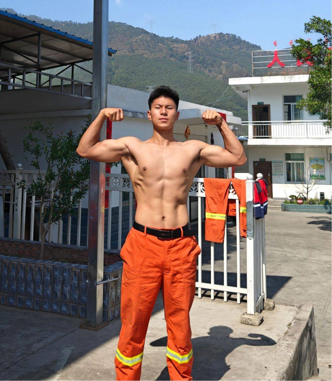 凉山州 23 岁黑皮消防小哥脱了腹毛凸显！看着就很猛……