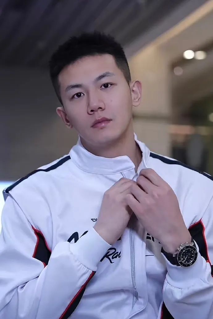 直男网红戴蒙再度“卖腐”?和铁柱官宣 100 天,真的弯了吗 直男网红戴蒙再度“卖腐”?和铁柱官宣 100 天,真的弯了吗