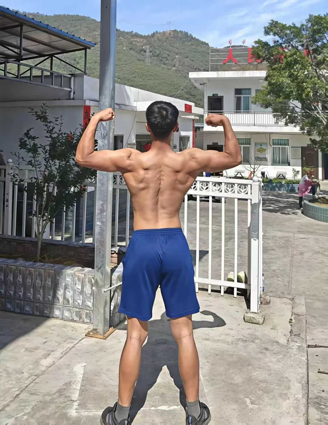 凉山州 23 岁黑皮消防小哥脱了腹毛凸显！看着就很猛……