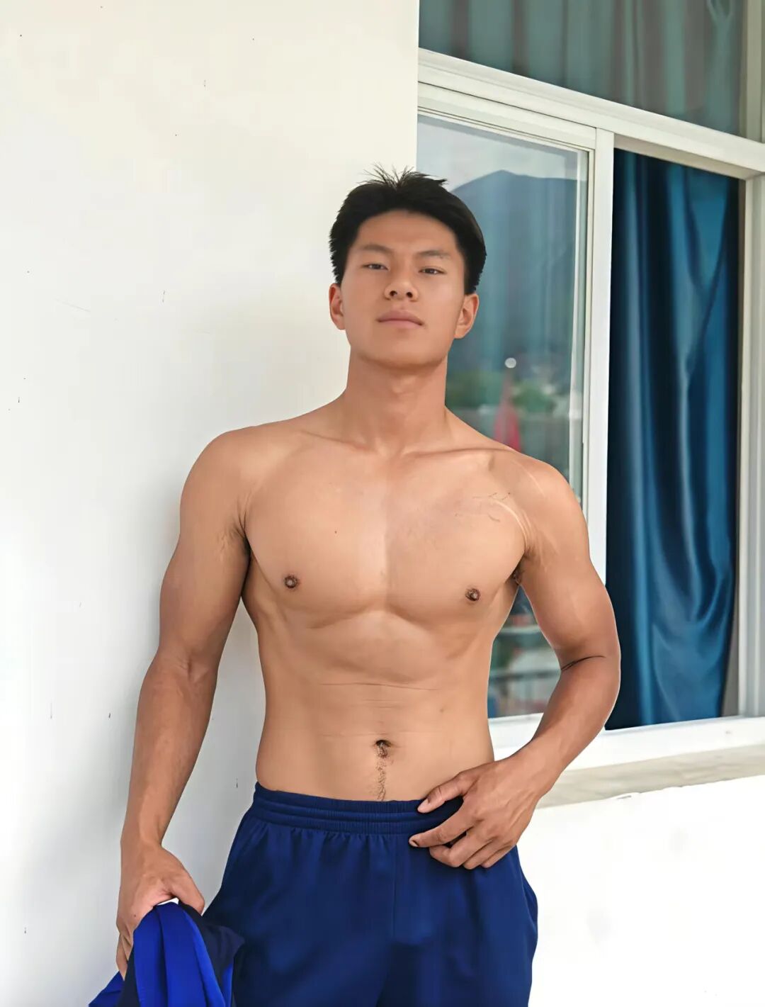 凉山州 23 岁黑皮消防小哥脱了腹毛凸显！看着就很猛……