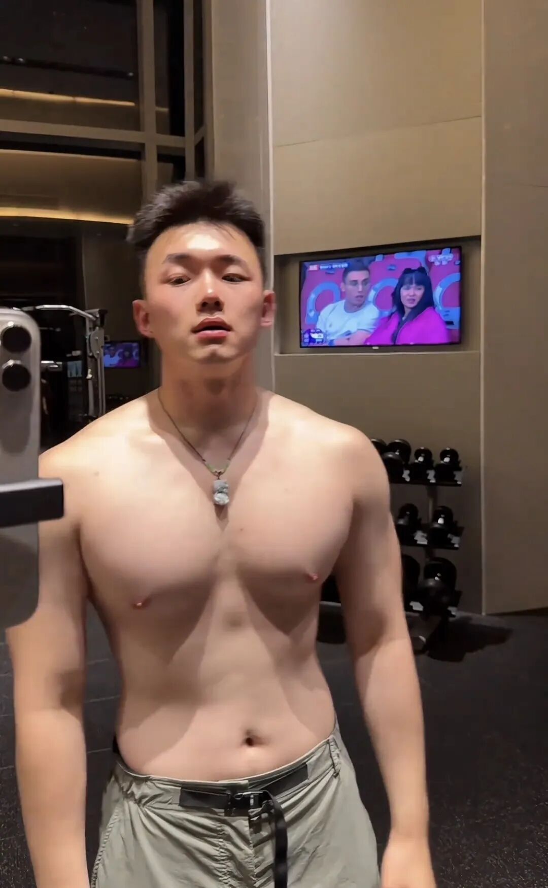 哈尔滨篮球裁判洗澡视频好强壮，192cm 粗壮长腿你看了吗？