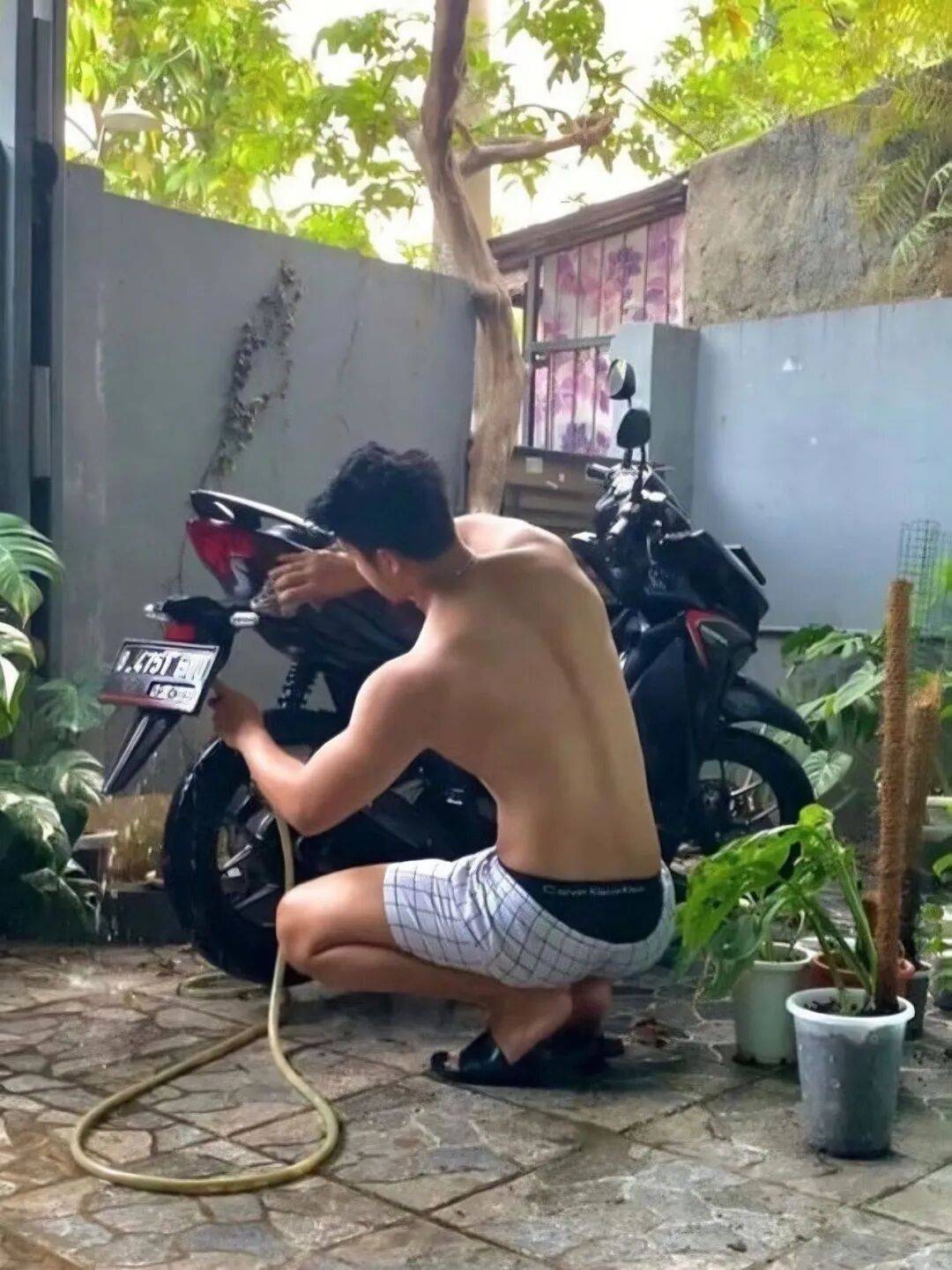 体育生火了！俩帅哥在篮球场闻臭鞋？兄弟打完球不洗澡？