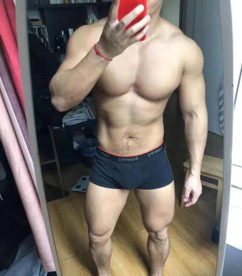 X 上的黑皮肌肉男神，推特坐拥 15 万粉丝的宝藏博主被发现啦！！