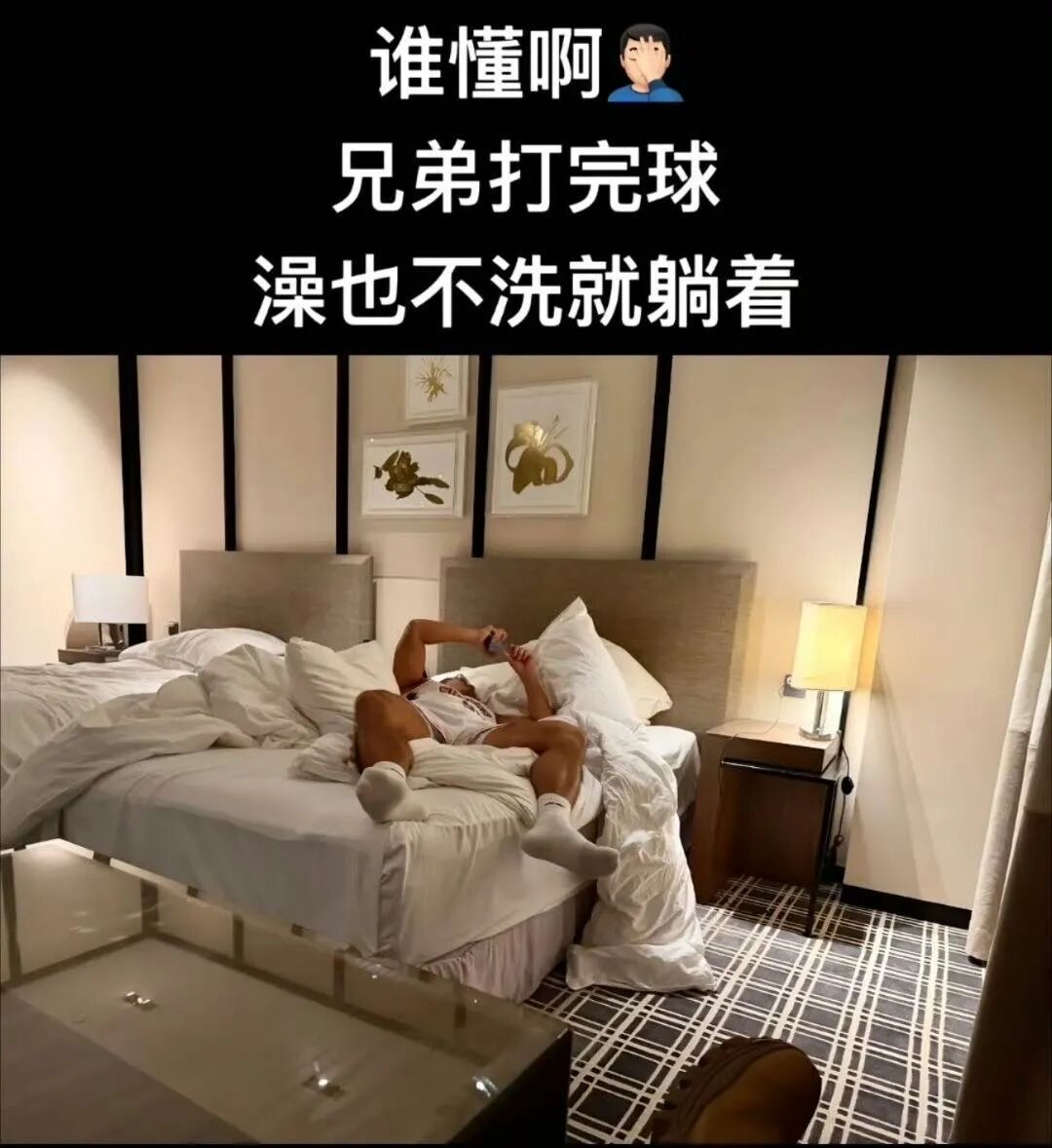 体育生火了！俩帅哥在篮球场闻臭鞋？兄弟打完球不洗澡？