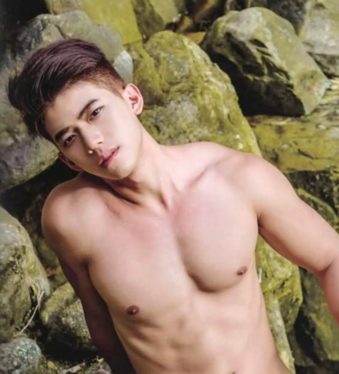 树林中的大鼻子肌肉帅哥 如仙踪林中的精灵