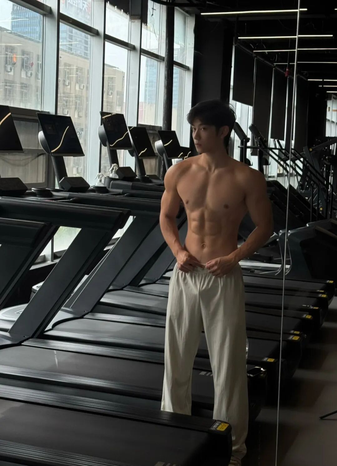 189 武汉地陪白袜肌肉帅哥，因只陪男粉丝爆火.....