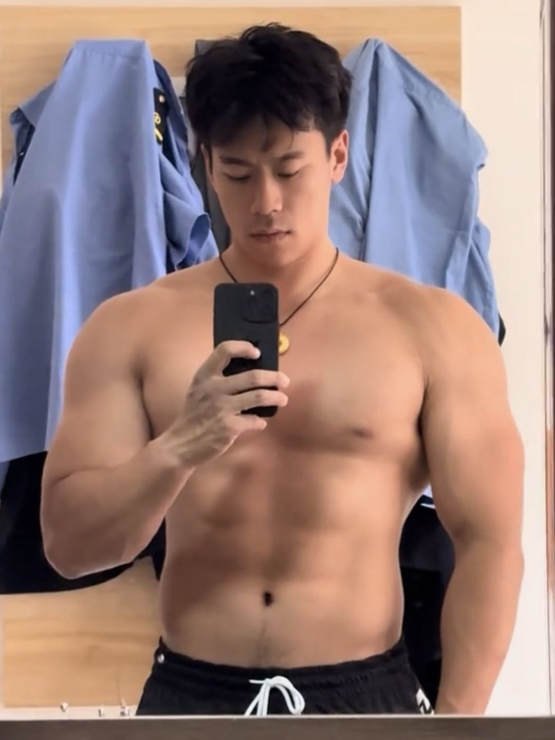 东北 182cm 直男列车员，私下秀肌肉竟然这么大！