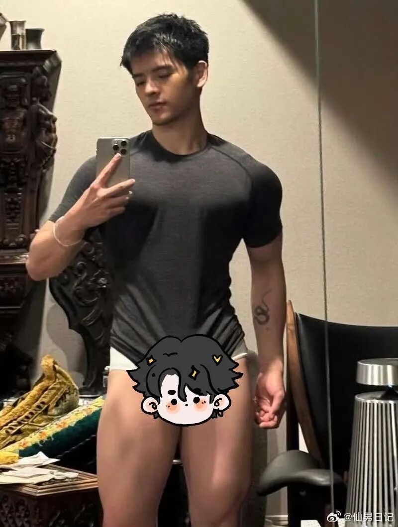 体育生火了!体育生男大酒店秀内裤?直男仔网吧秀白袜? 体育生火了!体育生男大酒店秀内裤?直男仔网吧秀白袜?