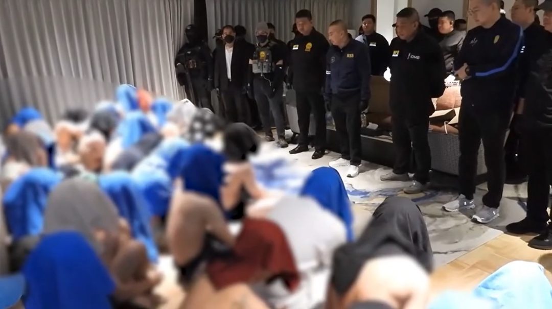 曼谷警方捣毁涉毒淫趴，查获 29 名赤裸男子！现场视频曝光！