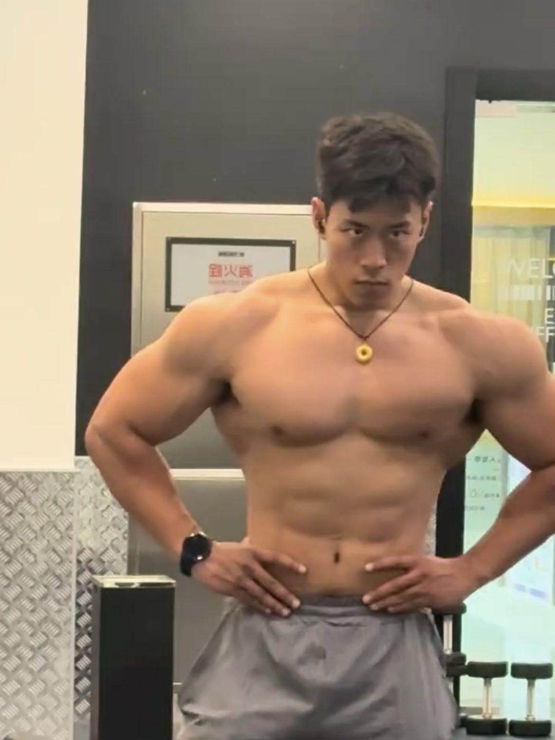 东北 182cm 直男列车员，私下秀肌肉竟然这么大！