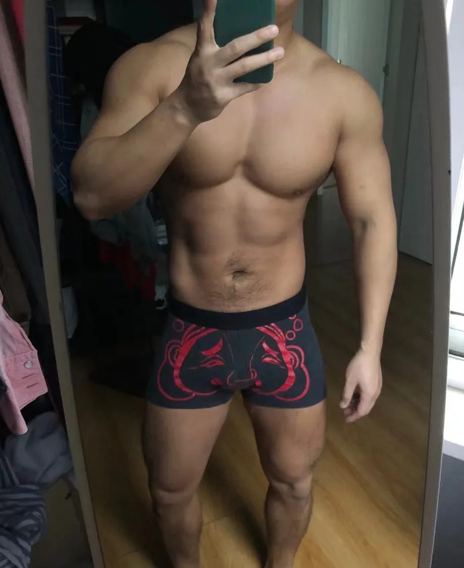 X 上的黑皮肌肉男神，推特坐拥 15 万粉丝的宝藏博主被发现啦！！