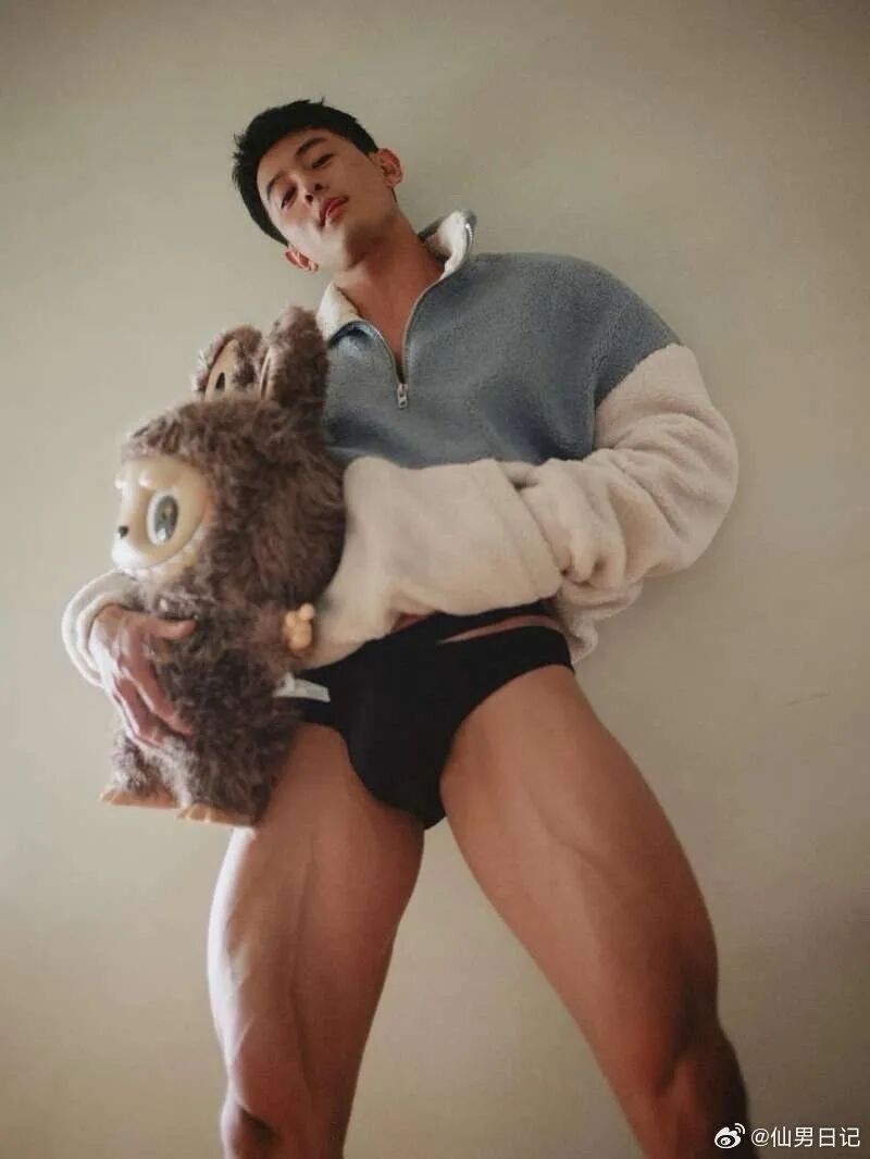 体育生火了!体育生男大酒店秀内裤?直男仔网吧秀白袜? 体育生火了!体育生男大酒店秀内裤?直男仔网吧秀白袜?