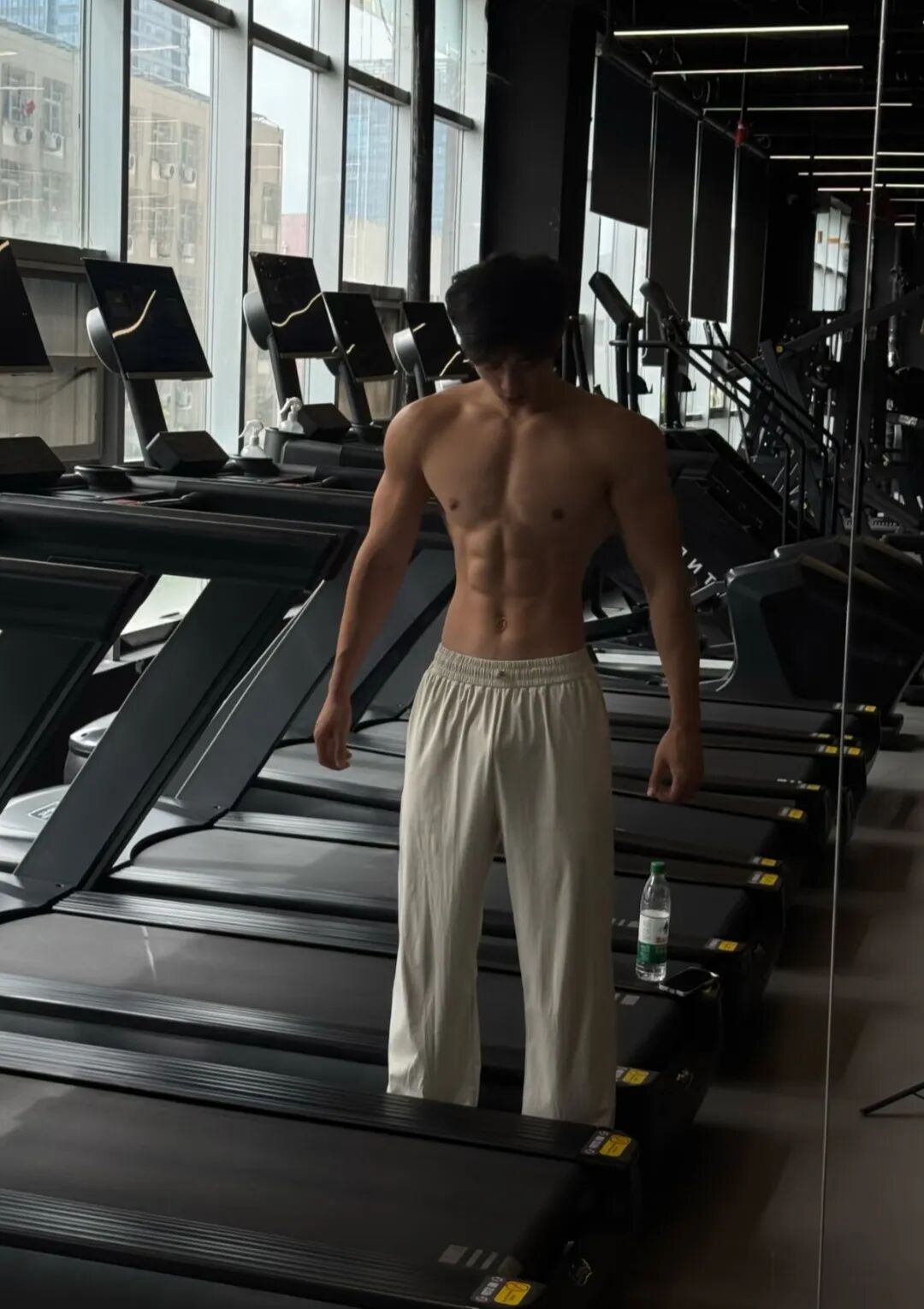 189 武汉地陪白袜肌肉帅哥，因只陪男粉丝爆火.....