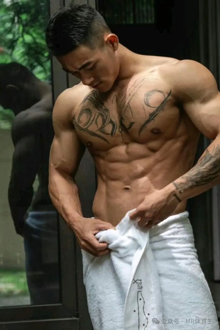 人夫感拉满的肌肉帅哥写真 大胸肌麒麟臂太帅了