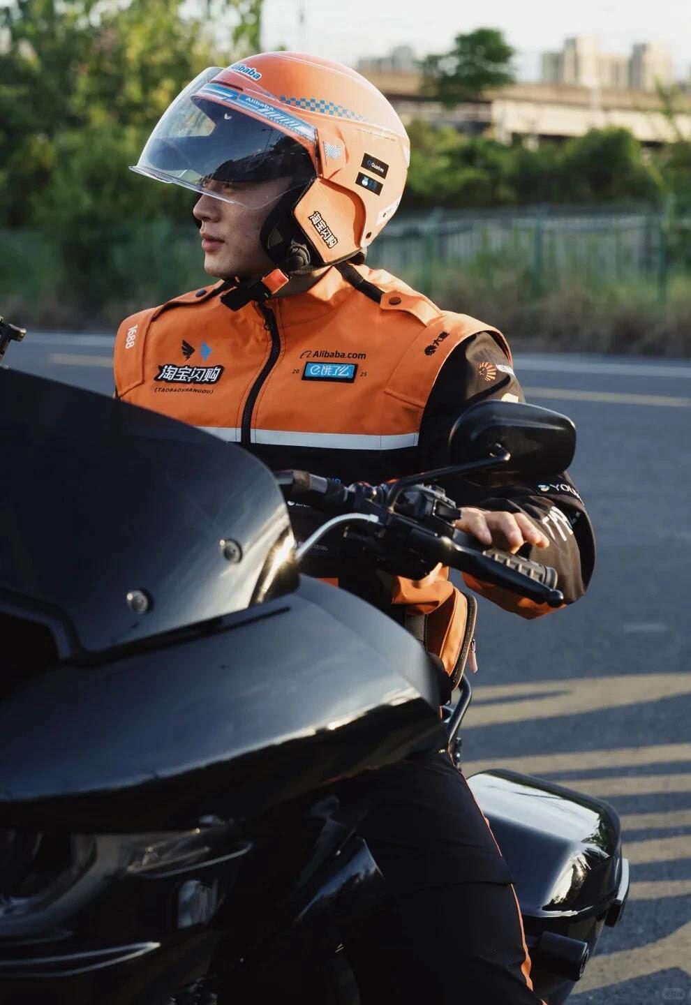 骑手换装了!这个“倒三角制服”要成为新一期的圈内爆款? 骑手换装了!这个“倒三角制服”要成为新一期的圈内爆款?