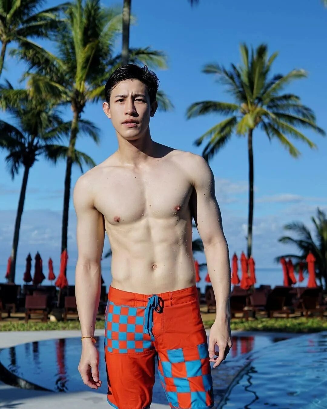 薄肌小鲜肉嫁给 50 岁意大利富商，现在的生活很幸福……