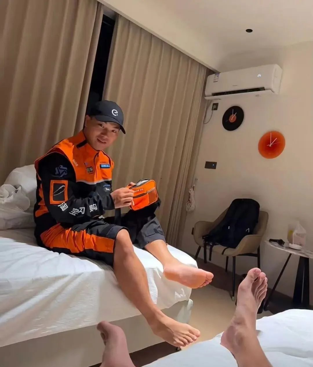 闪送外卖帅哥累了也会做 SPA! 闪送外卖帅哥累了也会做 SPA!