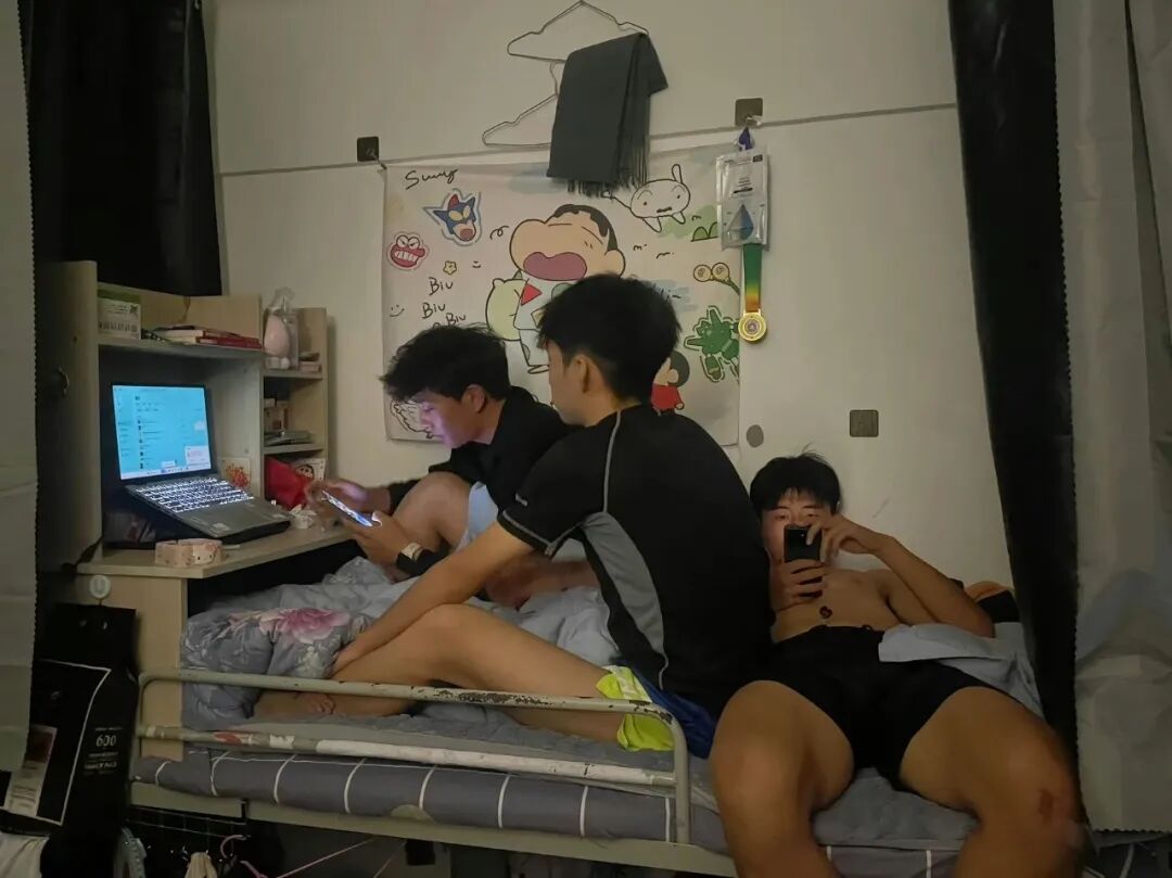 体育生火了！俩帅哥在篮球场闻臭鞋？兄弟打完球不洗澡？