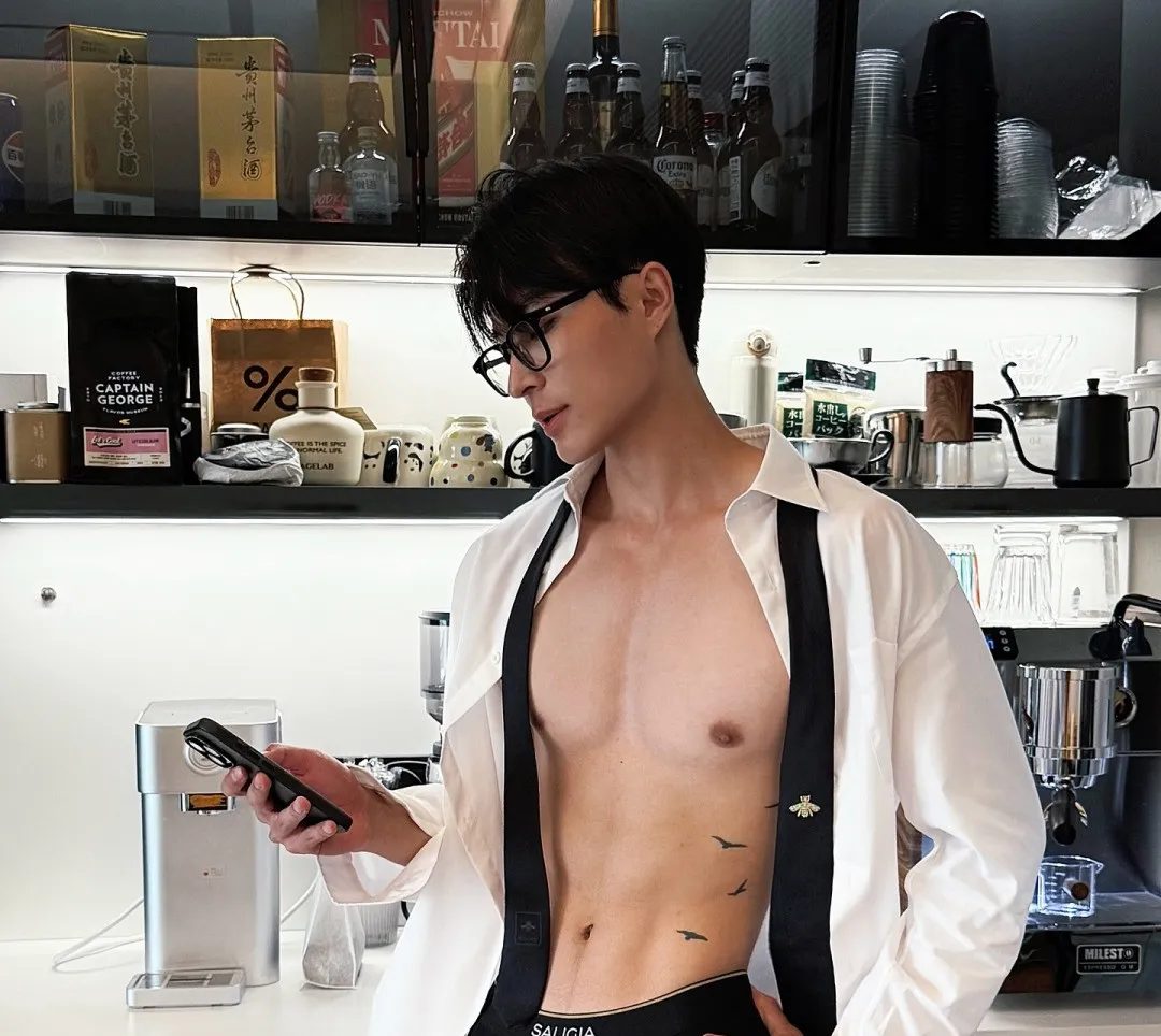 博士肌肉大男孩的职业西装风的转变.... 博士肌肉大男孩的职业西装风的转变....