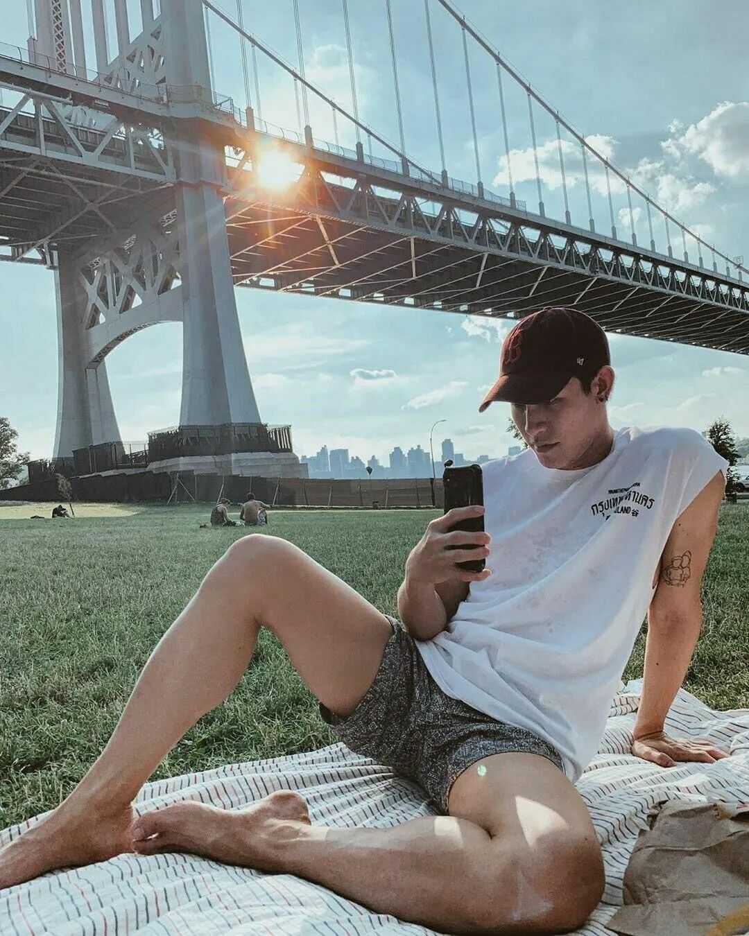 薄肌小鲜肉嫁给 50 岁意大利富商，现在的生活很幸福……