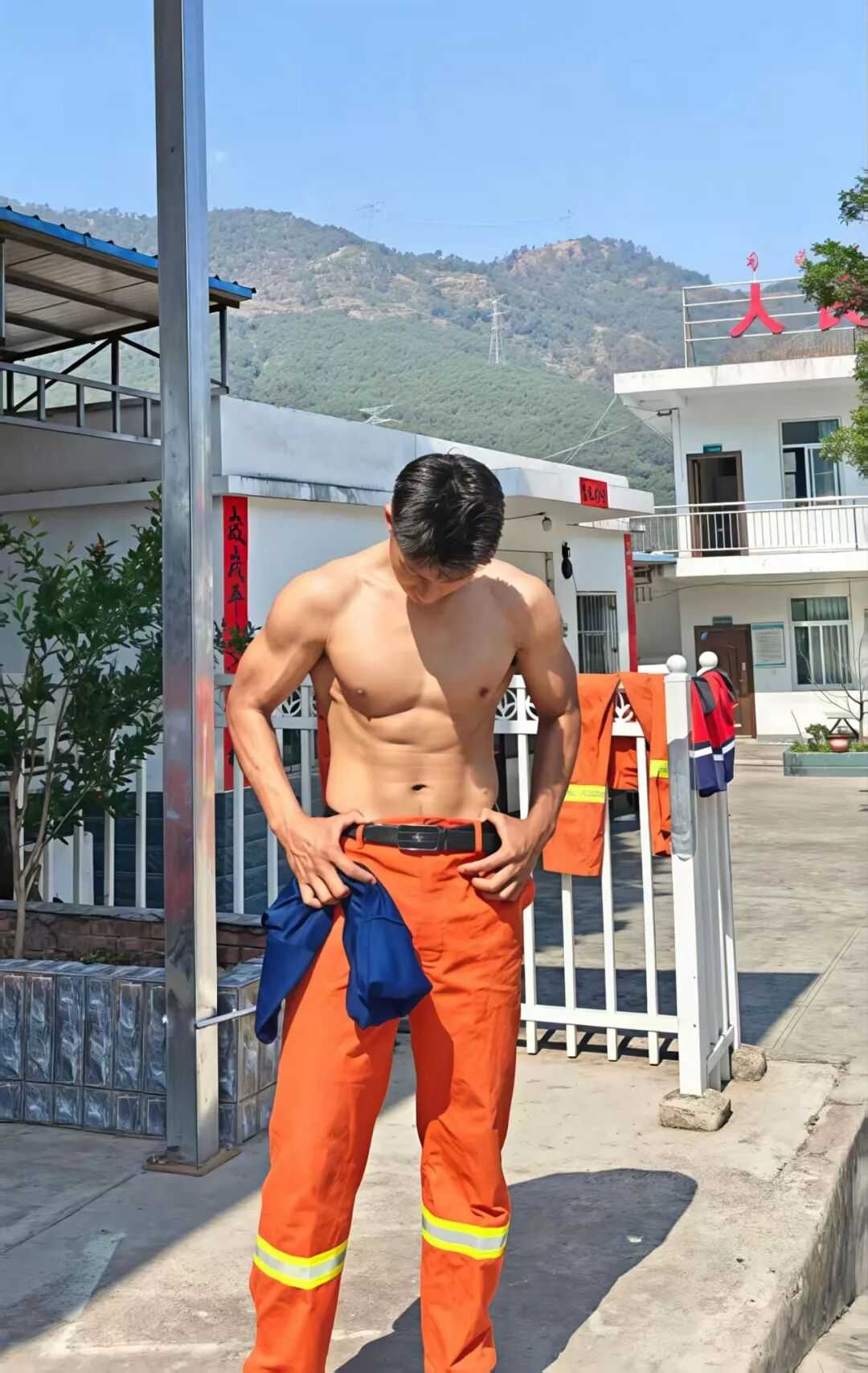 凉山州 23 岁黑皮消防小哥脱了腹毛凸显！看着就很猛……