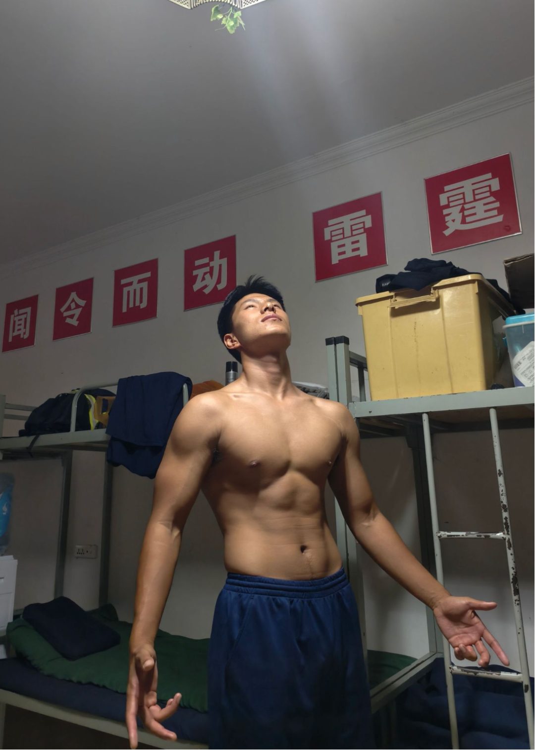 凉山州 23 岁黑皮消防小哥脱了腹毛凸显！看着就很猛……