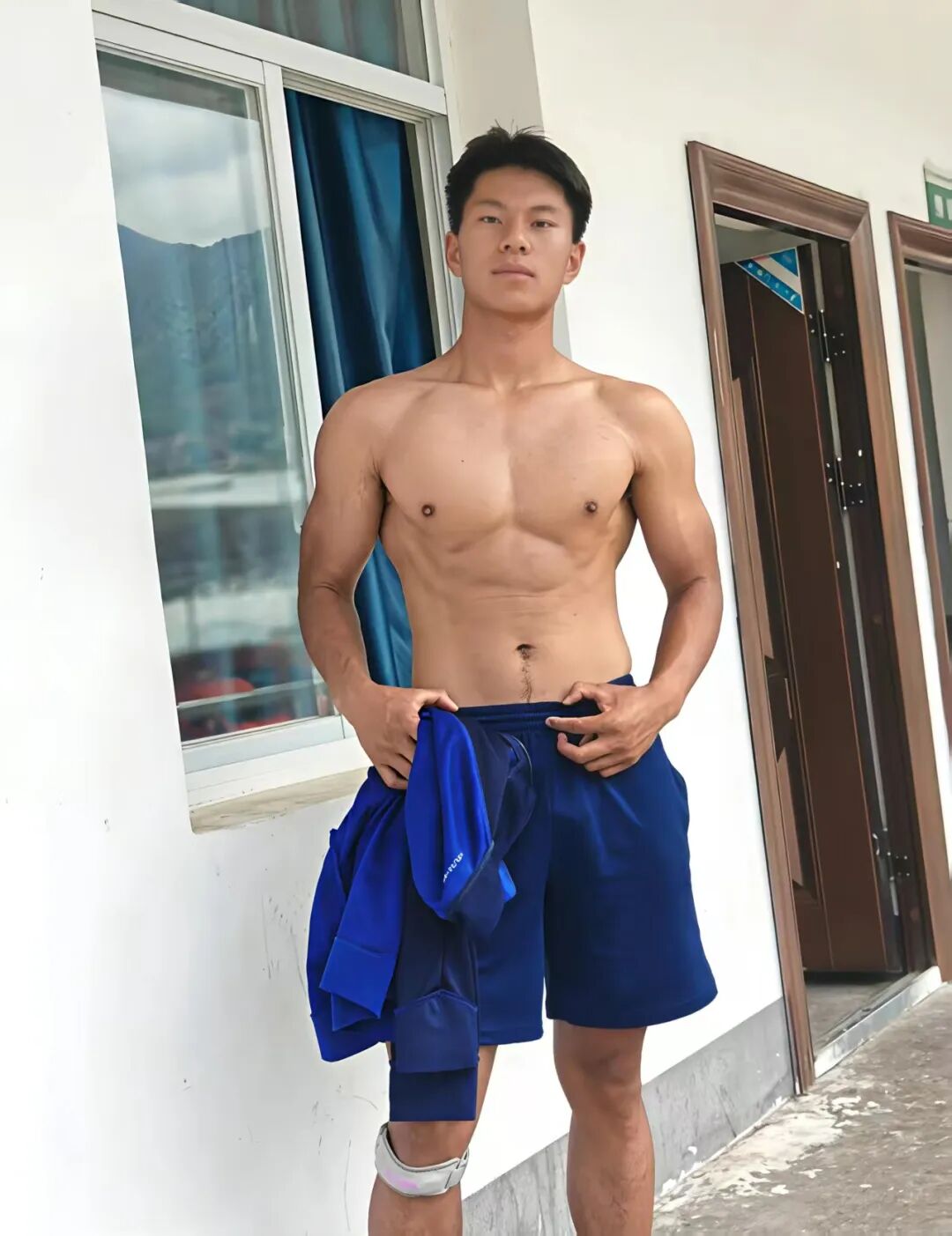 凉山州 23 岁黑皮消防小哥脱了腹毛凸显！看着就很猛……