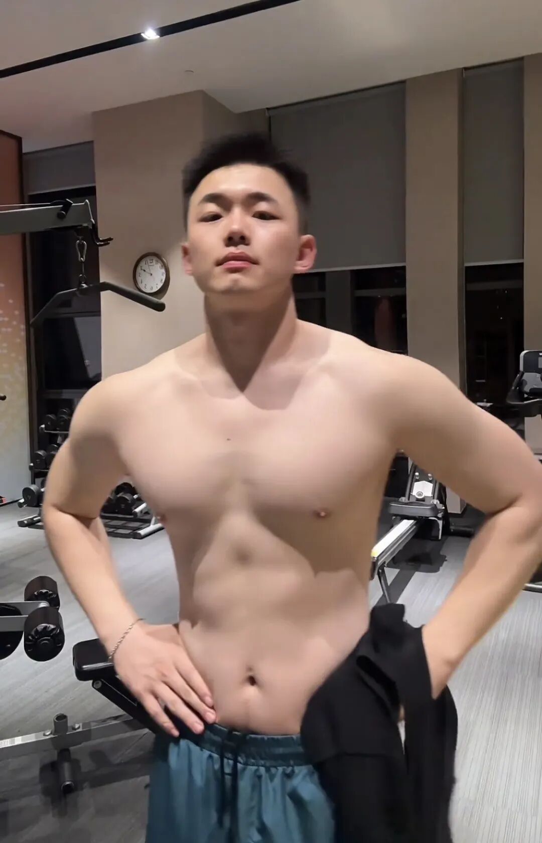 哈尔滨篮球裁判洗澡视频好强壮，192cm 粗壮长腿你看了吗？