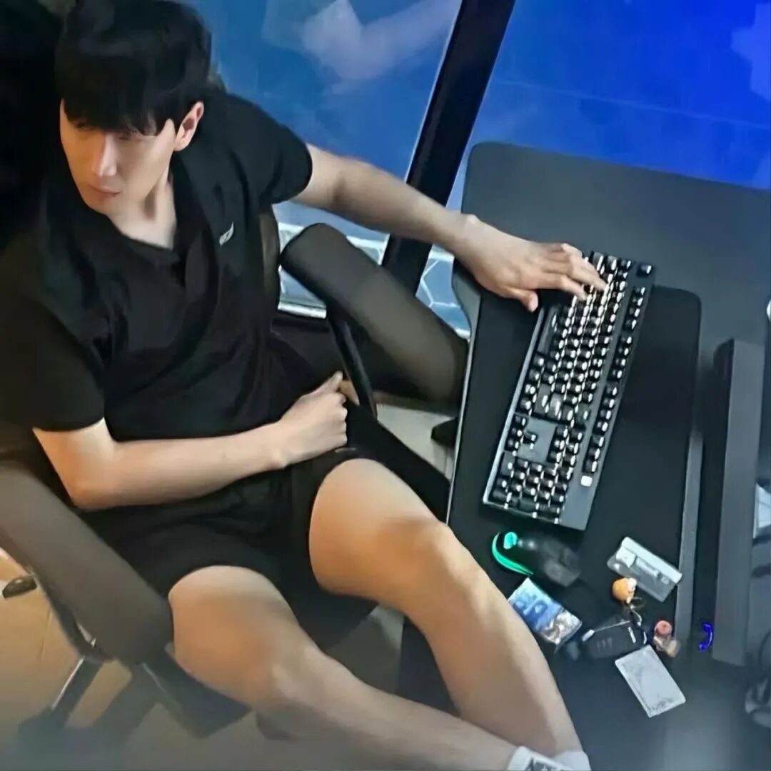 体育生火了!体育生男大酒店秀内裤?直男仔网吧秀白袜? 体育生火了!体育生男大酒店秀内裤?直男仔网吧秀白袜?