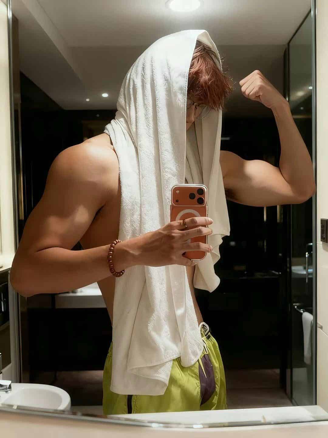 体育生火了！欧美人现在这样上课？肌肉小哥酒店被拍了？