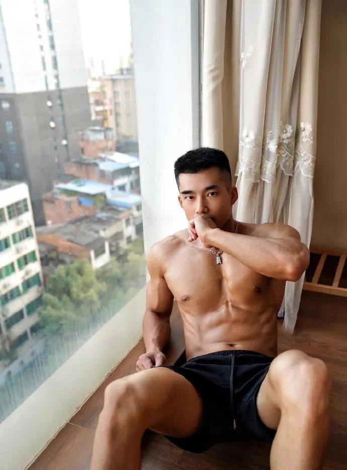 寸头硬汉肌肉黑皮体育生